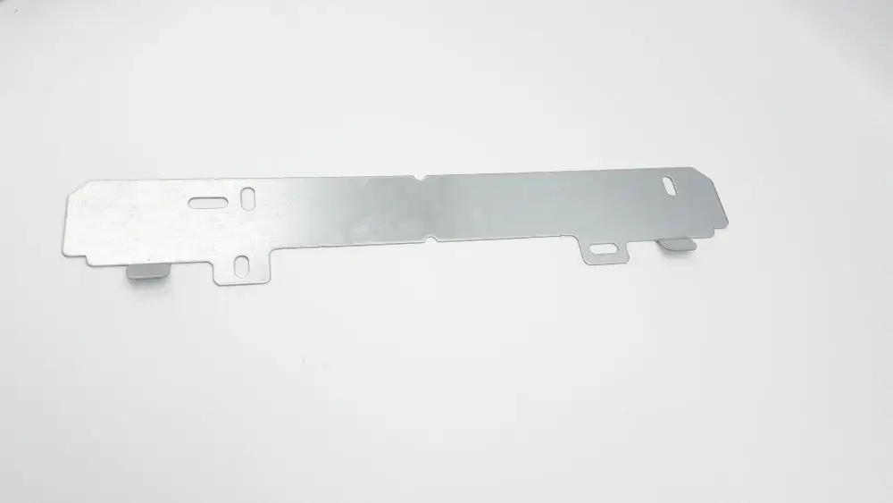 Einfache Wandhalterung aus Metall, vermutlich von Remeha, mit mehreren Öffnungen zur Befestigung, auf weißem Hintergrund.